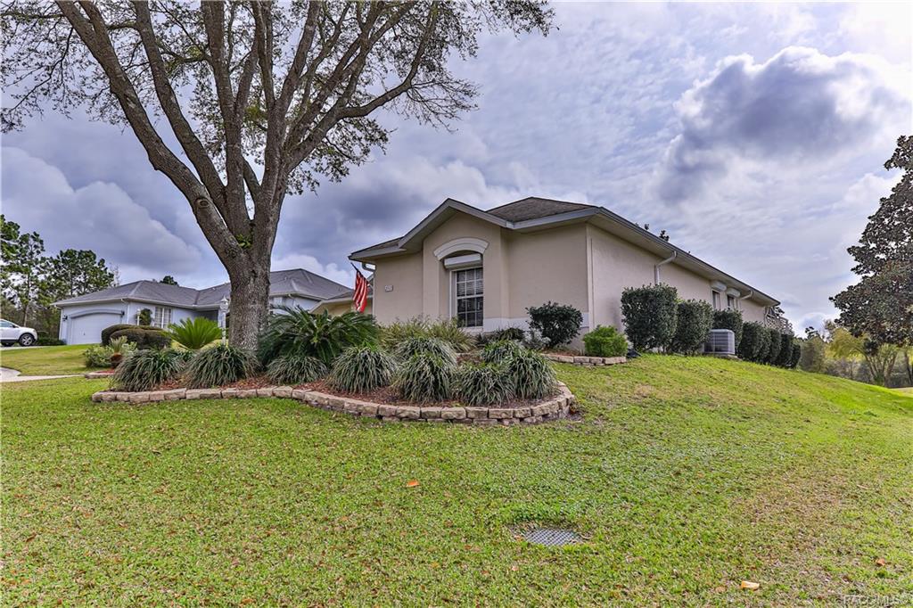 home for sale at 352 W Crestmont Court, Beverly Hills, FL 34465 in Laurel Ridge